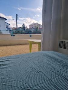 ein Schlafzimmer mit Bett und Blick auf einen Balkon in der Unterkunft Appartement du golf terrasse piscine tout à pied in Ciboure