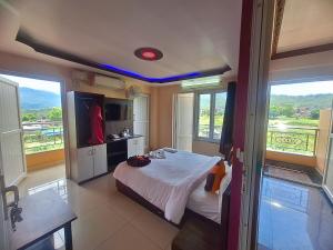 Trisūli BāzārHotel Royal Inn Batar的带窗户的房间里有一张床的卧室