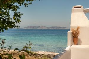 una pared blanca con vistas al océano en Sea Oasis Residence, en Limenas