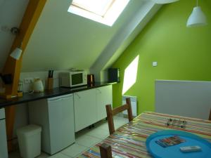 una piccola cucina con un tavolo e un microonde di Vergers de Kerguen a Quimper