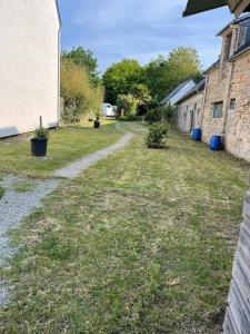 un cortile vuoto con un sentiero tra due case di Vergers de Kerguen a Quimper 1 altra foto