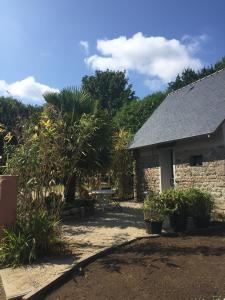 giardino con tavolo e edificio di Vergers de Kerguen a Quimper