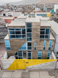 una vista aérea de un edificio con una puerta amarilla en Vistara Suites, en Iquique