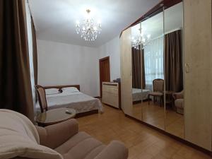 een slaapkamer met een bed en een spiegel bij AURA on Tynystanova street 199 in Bisjkek