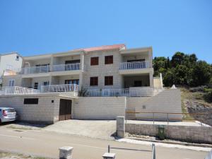 拉茨斯切Apartments Aferdita的一座白色的大房子,前面有楼梯