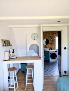 Photo de la galerie de l'établissement Charmante chambre chez Noemie, au Château-dʼOléron 11 autres photos