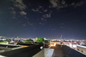 a view of a city skyline at night at Quarto de Casal Bem Localizado Em apto Compartilhado AP 204 in Uberaba