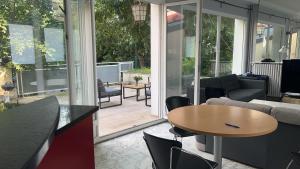 una veranda riparata con tavolo e sedie di La Vivaraize a Saint-Étienne Altre 6 foto
