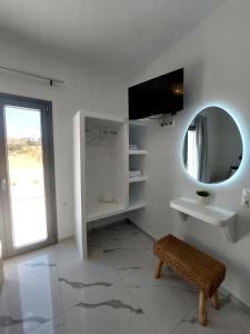 Телевизор и/или развлекательный центр в Cledari Plaka Appartments