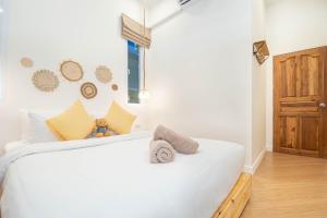 ein Schlafzimmer mit einem weißen Bett und einem Fenster in der Unterkunft Teddy House Cozy 3BD Poolvilla near Jomtien beach in Ban Huai Yai + 41 Fotos