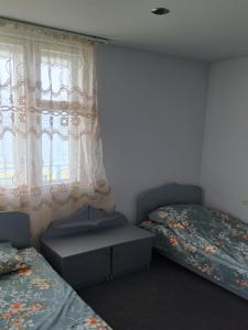 セヴァンにあるSevan Family Houseのツインベッド2台と窓のある寝室
