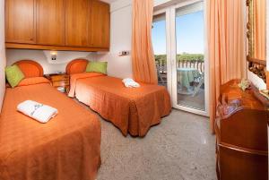 Postel nebo postele na pokoji v ubytování Hotel Mayflower