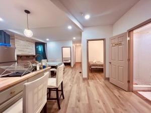Una cocina y una sala de estar con mesa y sillas. en NEW! Casino Close Comfort walk to the falls, en Niagara Falls 28 fotos más