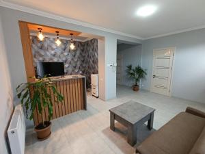 Sjónvarps- og/eða afþreyingartæki á VST KHANOYAN'S HOTEL