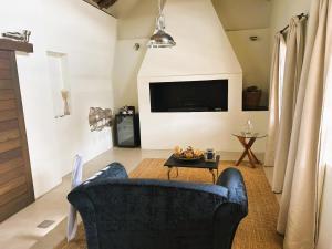 スタンフォードにあるSpringfontein Wine Estateのソファとテレビのあるリビングルーム