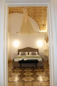 a bedroom with a bed and a ceiling at Suite Le Marie Room & Relax in Barbarano