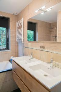 Bilik mandi di Goldenescape 6P Vip huis met Royale tuin en hottub 110