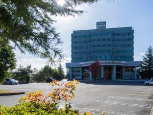 een parkeerplaats voor een gebouw bij Hotel Areaone Hiroshima Wing in Higashihiroshima