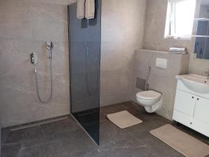 サラエボにあるREAL apartmentのシャワー、トイレ、洗面台を備えたバスルーム