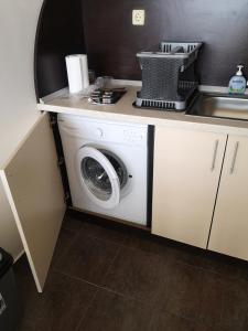 Dapur atau dapur kecil di Seaview apartment complex Karia12 +46 gambar