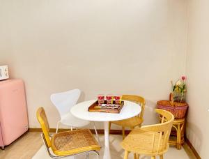 a dining room with a table and chairs at 갓성비 암사역 도보 Yes24live 암사종합시장 한강공원 KSPO 2룸 2퀸 침대 in Seoul