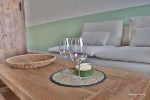 two wine glasses and a bowl on a wooden table at Logement 3 chambres, proche centre ville, parking gratuit in Vannes +8 photos