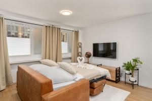 ein Schlafzimmer mit großem Bett und Flachbildfernseher in der Unterkunft City Oase Bremen Zentrale Lage 300m zum Dom in Bremen