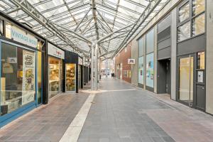 ein leeres Einkaufszentrum mit Glasdach in der Unterkunft City Oase Bremen Zentrale Lage 300m zum Dom in Bremen