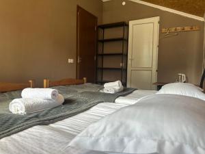 A bed or beds in a room at Hotel Dari
