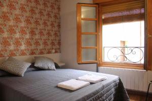 a bedroom with a bed with two towels on it at Salionca habitaciones in Poza de la Sal