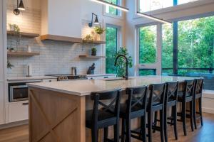 Η κουζίνα ή μικρή κουζίνα στο Évasion Nature Adstock - Sauna, Ski & Spa