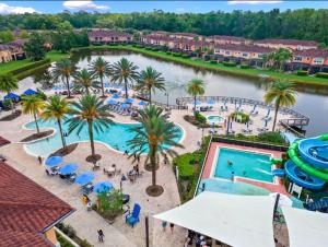 eine Luftaufnahme eines Swimmingpools in einem Resort in der Unterkunft Camaro in Orlando