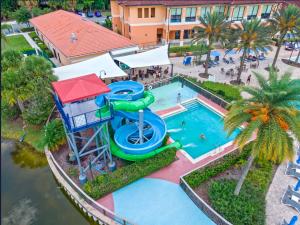 einen Blick über einen Pool mit einer Wasserrutsche in der Unterkunft Camaro in Orlando