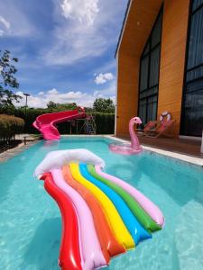 Kolam renang di atau dekat dengan บ้านพูลวิลล่าเขาใหญ่ The Overflow