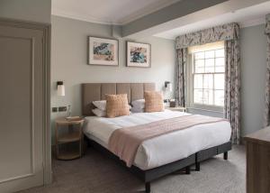 Postel nebo postele na pokoji v ubytování Bush Hotel Farnham
