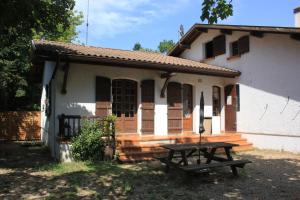 a house with a picnic table in front of it at Yacumama Guesthouse in Soorts-Hossegor