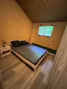 Łóżko lub łóżka w pokoju w obiekcie Camping Le Convivial