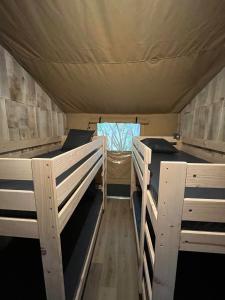Łóżko lub łóżka w pokoju w obiekcie Camping Le Convivial