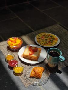 ポンディシェリにあるLa Cedille - French Heritage Houseの食べ物の皿とコーヒーカップが置かれたテーブル +22枚の写真