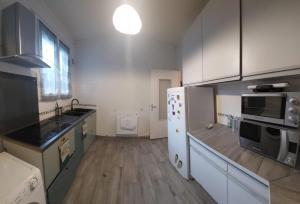 Dapur atau dapur kecil di Chic F2 Rue Brevannes +9 gambar