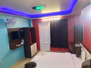 Trisūli BāzārHotel Royal Inn Batar的客房设有一张蓝色天花板的床。