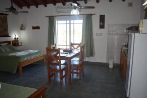 Giường trong phòng chung tại Cabañas La Vieja Chacra