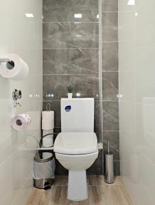 Un baño con un inodoro blanco en una habitación. en Apartamentai 76, en Druskininkai