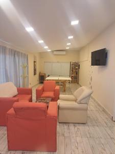 a large living room with couches and a television at Palma de Mallorca 173 in Santa Clara del Mar