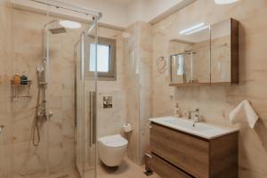 Un baño con ducha, inodoro y lavabo. en Dantis Place Alpha2, en Nauplia 40 fotos más