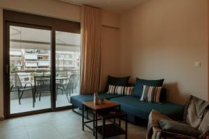 una sala de estar con un sofá y una mesa en Dantis Place Alpha2, en Nauplia