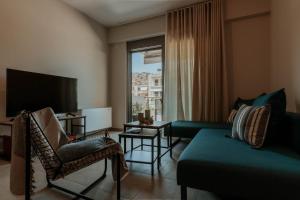 Una sala de estar con un sofá y un televisor en Dantis Place Alpha2, en Nauplia