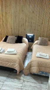 two beds sitting next to each other in a room at HolaCentro in General Roca