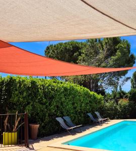 Bazén v ubytování Logis Hôtel Le Mistral - Restaurant - Montélimar Sud nebo v jeho okolí