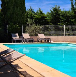 Bazén v ubytování Logis Hôtel Le Mistral - Restaurant - Montélimar Sud nebo v jeho okolí
